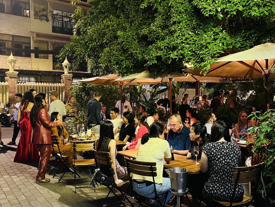 Full crowd at Bellini concert night — packed outdoor garden