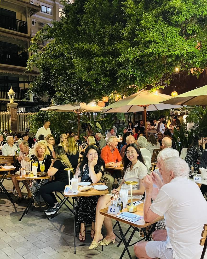 Full house at Bellini concert night, guests dining under the trees