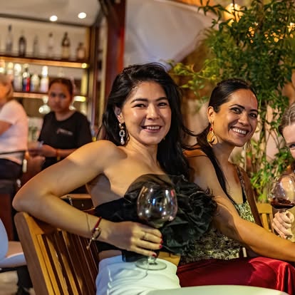 Guests with wine at a Bellini concert evening