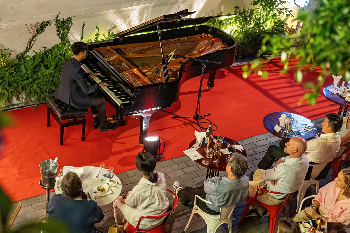 Grand piano concert at Bellini garden — aerial view with audience dining