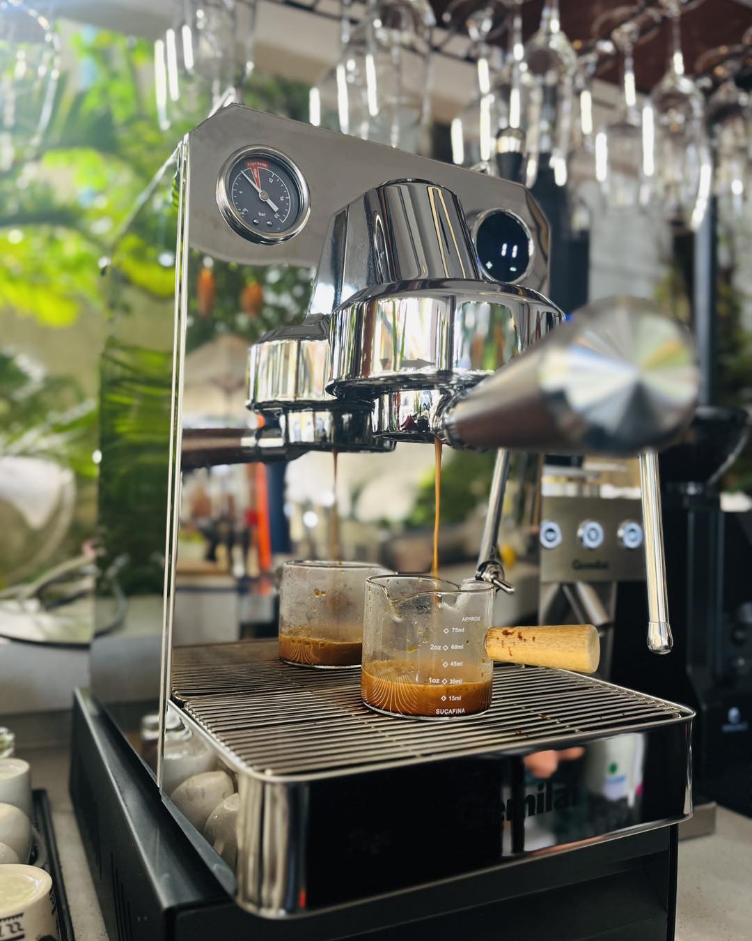 Italian espresso being pulled at Bellini